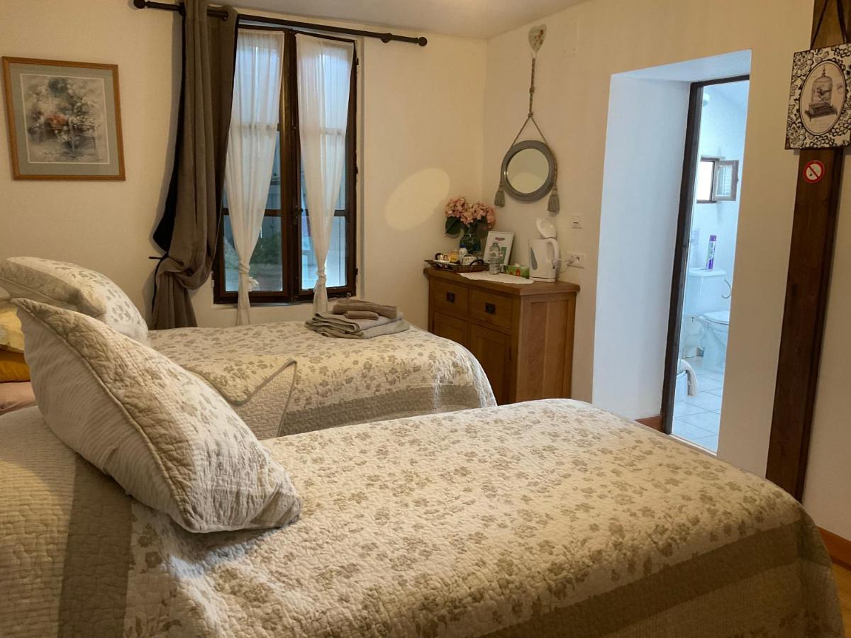 Le Jardin De Rose 24 Feuillebert Romagne 86700 Bed & Breakfast Ngoại thất bức ảnh