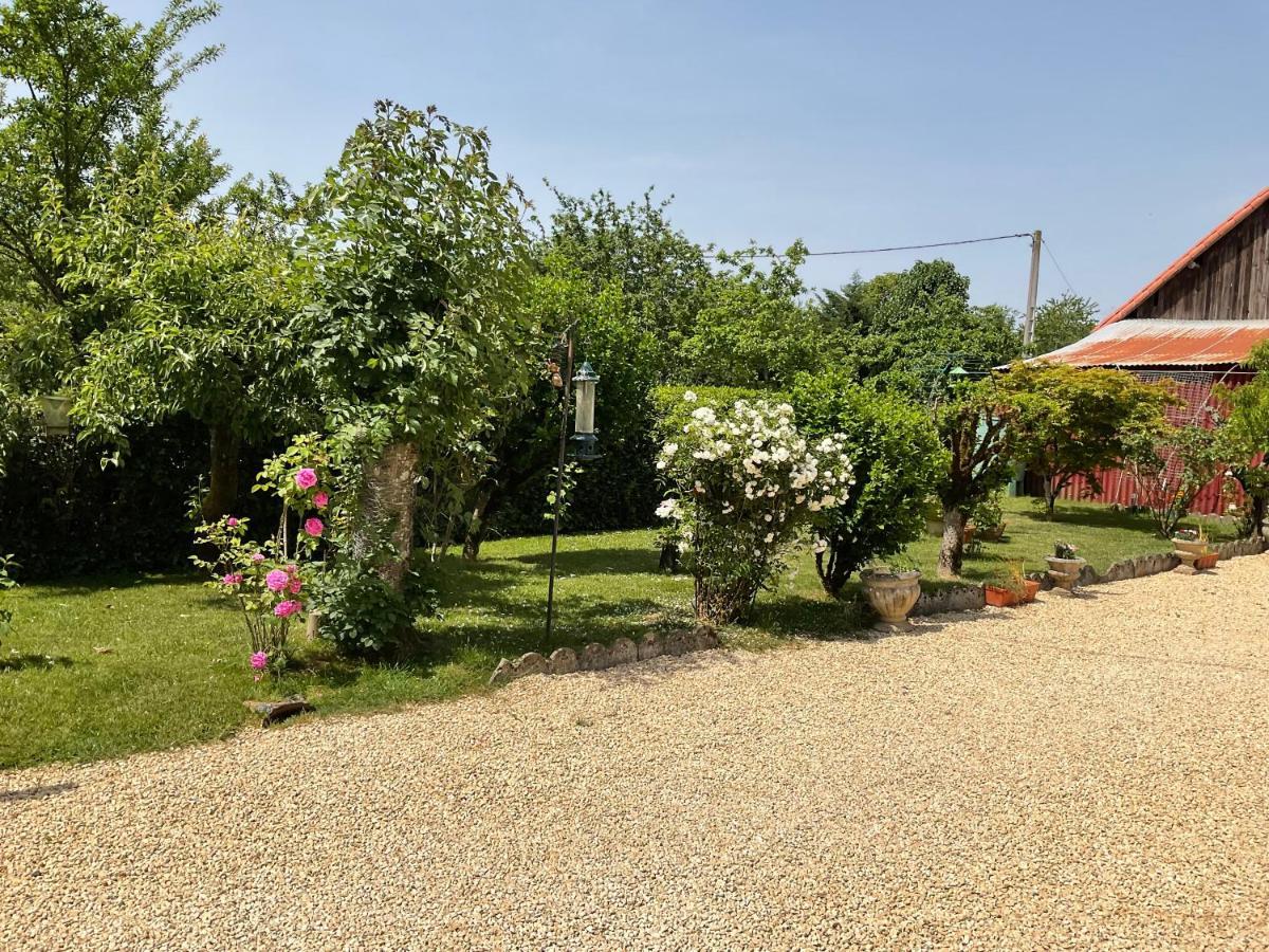 Le Jardin De Rose 24 Feuillebert Romagne 86700 Bed & Breakfast Ngoại thất bức ảnh