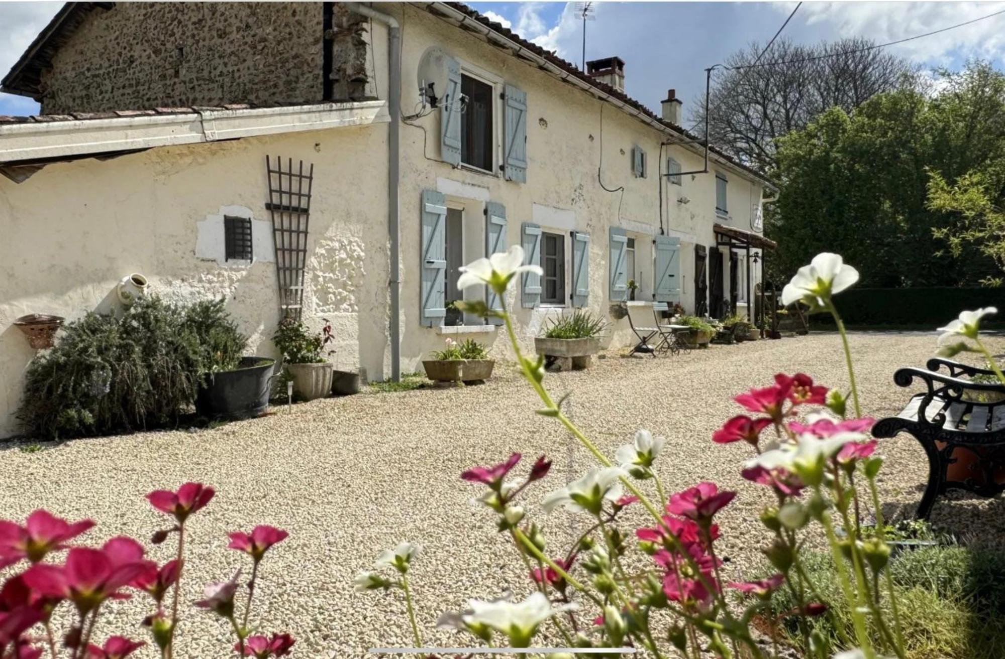Le Jardin De Rose 24 Feuillebert Romagne 86700 Bed & Breakfast Ngoại thất bức ảnh
